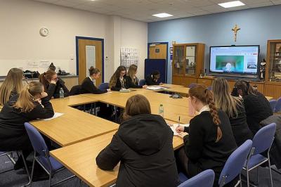 Students Peer Into The House of Lords